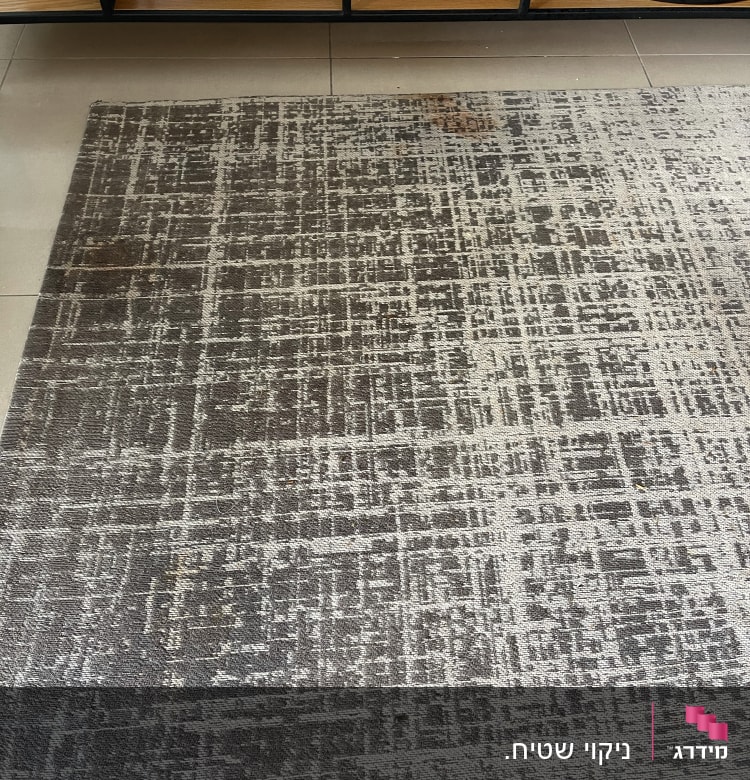 שטיח עם כתמים על הרצפה